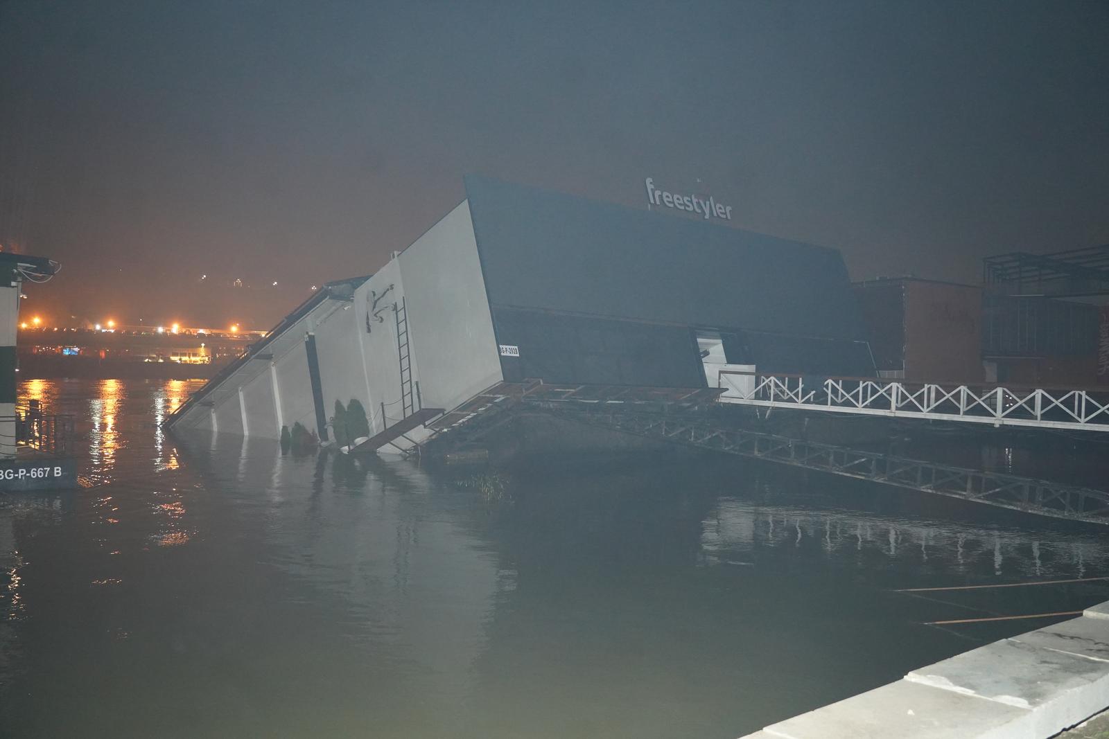 01, January, 2023, Belgrade - The famous Freestyler raft sank and the police and firefighters evacuated the raft. Photo: Antonio Ahel/ATAImages

01, januar, 2023,  Beograd  - Poznati splav Freestyler je potonu, a policija i vatrogasci su evakuisali objekat. Photo: Antonio Ahel/ATAImages Photo: Antonio Ahel/ATA Images/PIXSELL