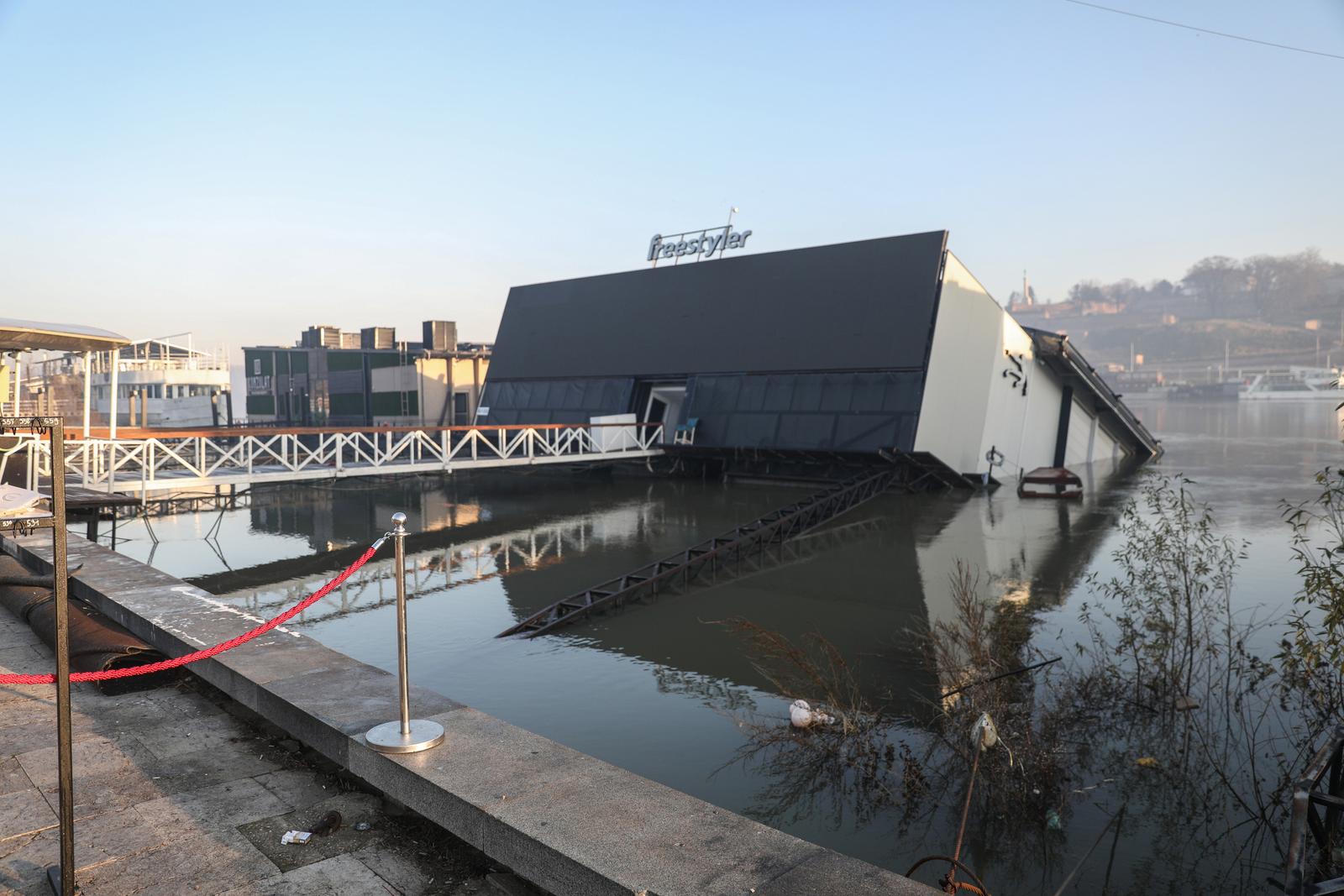 01, January, 2023, Belgrade - The morning after the Freestyler raft sank. Photo: M.M./ATAImages

01, januar, 2023,  Beograd  - Jutro nakon sto je splav Freestyler je potonuo. Photo: M.M./ATAImages Photo: M.M./ATAImages/PIXSELL