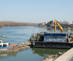 Osijek: Radovi na izgradnji šetnice koja će spojiti Gornji i Donji grad   01.04.2019., Osijek - Radovi na izgradnji dijela osjecke setnice kod ''Stare luke Tranzit'' koji ce spojiti Gornji i Donji grad.  rPhoto: Dubravka Petric/PIXSELL