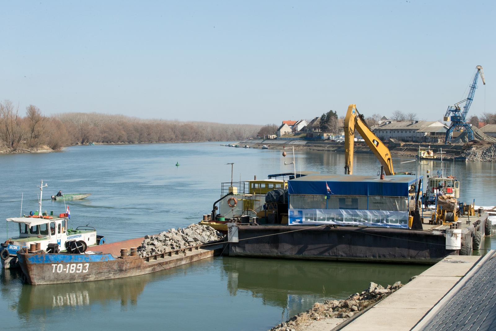 Osijek: Radovi na izgradnji šetnice koja će spojiti Gornji i Donji grad   01.04.2019., Osijek - Radovi na izgradnji dijela osjecke setnice kod ''Stare luke Tranzit'' koji ce spojiti Gornji i Donji grad.  rPhoto: Dubravka Petric/PIXSELL
