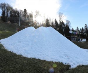 01.11.2022., Zagreb - Brdo umjetnog leda na Crvenom spustu oznacava pocetak priprema za novu skijasku sezonu na Sljemenu. Photo: Jurica Galoic/PIXSELL