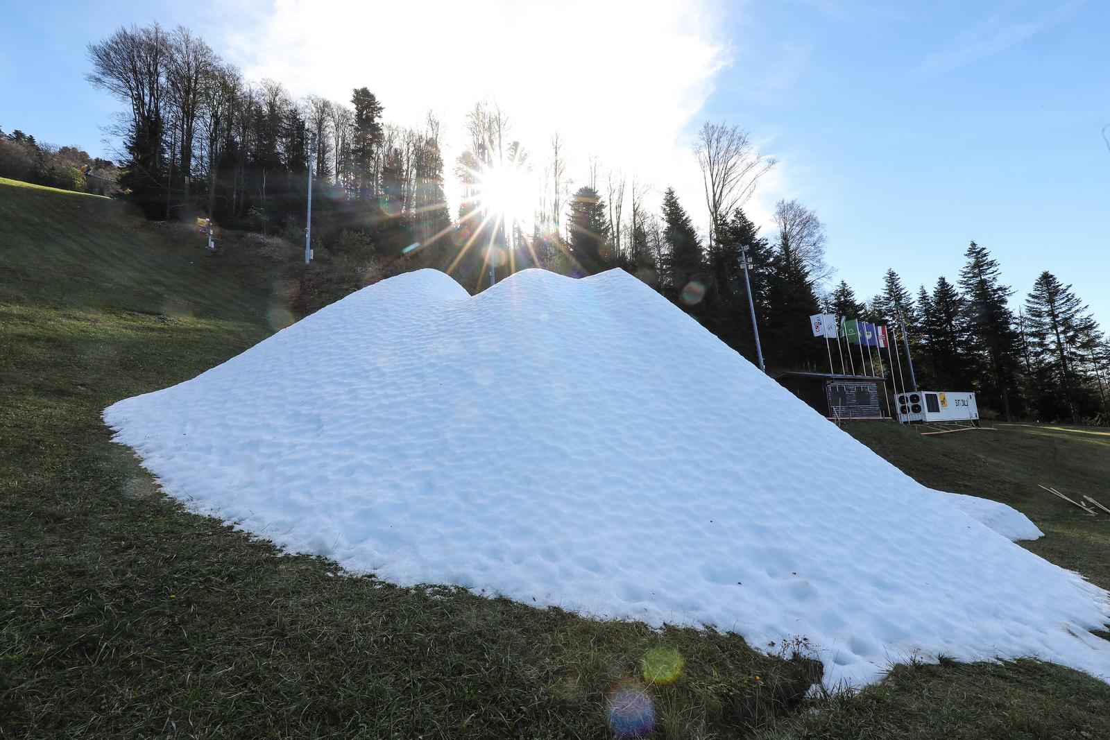 01.11.2022., Zagreb - Brdo umjetnog leda na Crvenom spustu oznacava pocetak priprema za novu skijasku sezonu na Sljemenu. Photo: Jurica Galoic/PIXSELL