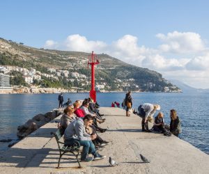 02.01.2017., Povijesna jezgra, Dubrovnik - Toplo i lijepo vrijeme u Dubrovniku. Uzivanje u suncu i moru na Porporeli.rPhoto: Grgo Jelavic/PIXSELL