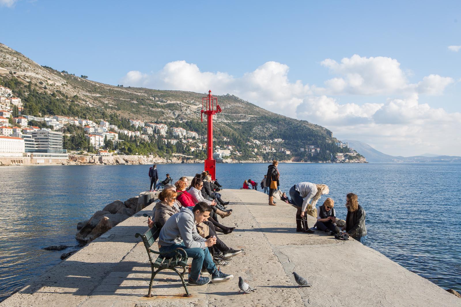 02.01.2017., Povijesna jezgra, Dubrovnik - Toplo i lijepo vrijeme u Dubrovniku. Uzivanje u suncu i moru na Porporeli.rPhoto: Grgo Jelavic/PIXSELL