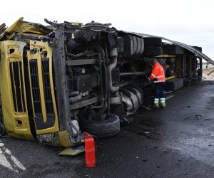 02.03.2020., Brodski Stupnik - Na autocesti A3 na juznom kolnickom traku nedaleko od Brodskog Stupnika vozac tegljaca turskih registarskih oznaka izgubio je nadzor nad vozilom, probio zastitnu ogradu i presao na suprotni sjeverni trak, te se prevrnuo na bok. Kamion je vozio iz smjera Zagreba u smjeru Slavonskog Broda, a dio robe kolju je prevozio ispala je iz prikolice i rasula se po cesti. Photo: Ivica Galovic/PIXSELL