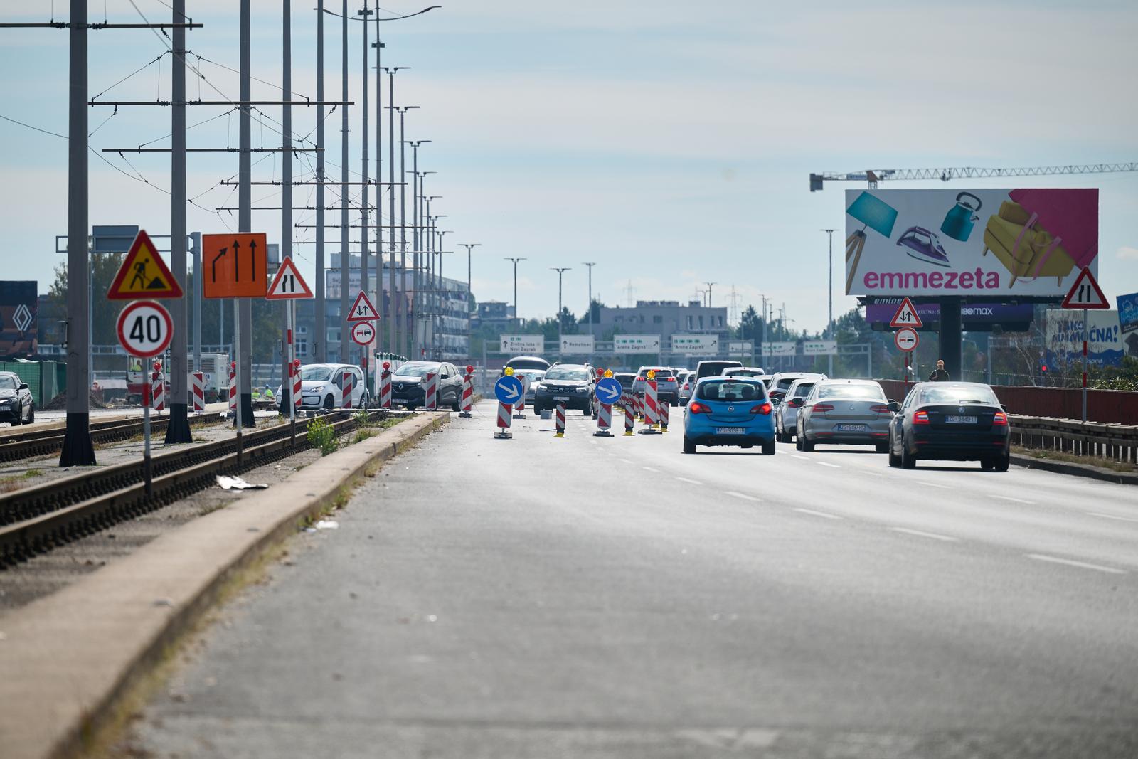 02.10.2022., Zagreb - Nova privremena regulacija prometa na Jadranskom mostu, povodom izvodjenja radova sanacije prijelaznih naprava i izvanrednog odrzavanja juznog prilaznog vijadukta mosta. 
Za promet je zatvoren istocni kolnik, te se promet odvija dvosmjerno po zapadnom kolniku, u dva prometna traka za svaki smjer.
 Photo: Davor Puklavec/PIXSELL
