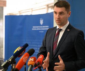 03.01.2023., Zagreb - Ministar gospodarstva Davor Filipovic odrzao je sastanak s predstavnicima trgovaca u vezi s neopravdanim podizanjem i zaokruzivanjem cijena nakon uvodjenja eura. Photo: Davorin Visnjic/PIXSELL
