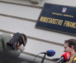 03.01.2023., Zagreb - Stranka Most odrzala je konferenciju za medije ispred Ministarstva financija u vezi s prijedlogom proracuna Opcine Seget koji nije dostavljen predstavnickom tijelu do 15. studenog, a kontrolna tijela ne reagiraju. Vijecnici Opcine Seget iz Nezavisne liste - Vrime je! Ante Barad i Luka Jadric Photo: Tomislav Miletic/PIXSELL