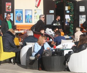 03.01.2023., Karlovac - Iznadprosjecno toplo vrijeme za sijecanj izmamilo je gradjane na terase kafice i setnje gradskim ulicama. Photo: Kristina Stedul Fabac/PIXSELL