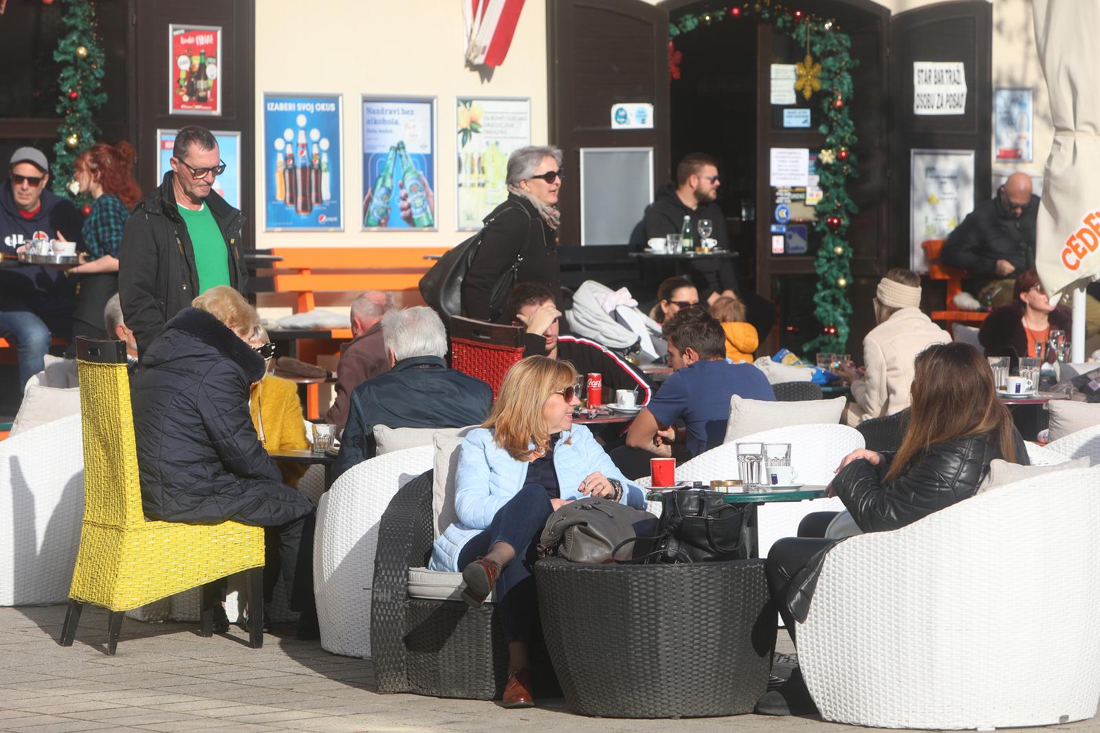 03.01.2023., Karlovac - Iznadprosjecno toplo vrijeme za sijecanj izmamilo je gradjane na terase kafice i setnje gradskim ulicama. Photo: Kristina Stedul Fabac/PIXSELL