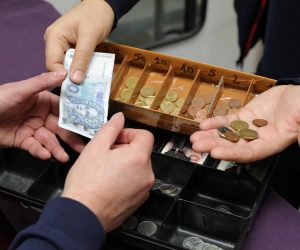 03.01.2023., Osijek - U blagajnama u ovom vremenu zamjene kuna za euro nalaze se obje valute. Photo: Dubravka Petric/PIXSELL