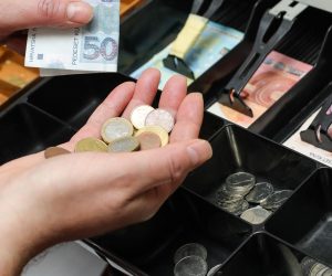 03.01.2023., Osijek - U blagajnama u ovom vremenu zamjene kuna za euro nalaze se obje valute. Photo: Dubravka Petric/PIXSELL