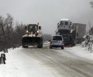 03.02.2018., Kamenjak - Snjezno nevrijeme na podrucju Gorskog kotara otezava promet starom cestom Rijeka - Zagreb. Kamioni zapeli u snijegu na podrucju Kamenjaka. rPhoto: Goran Kovacic/PIXSELL