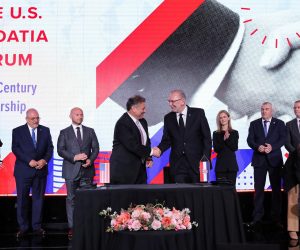 04.04.2020., Zagreb - Potpisivanje bilateralnog sporazuma izmedju Amerike i Hrvatske u sklopu U.S. - Croatia Foruma koji se odrzava u hotelu Hilton Garden Inn Zagreb povodom 30. godisnjice americko-hrvatskih diplomatsko-gospodarskih odnosa. posebni izaslanik americke vlade za zapadni Balkan Gabriel Escobar, potpredsjednik Vlade i ministar unutarnjih poslova Davor Bozinovic Photo: Emica Elvedji/PIXSELL
