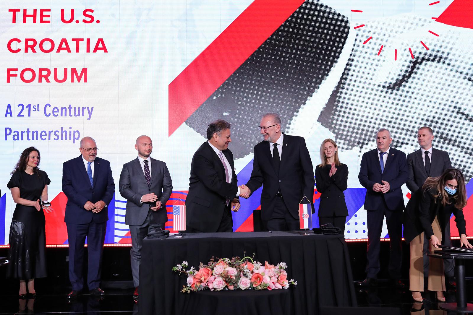 04.04.2020., Zagreb - Potpisivanje bilateralnog sporazuma izmedju Amerike i Hrvatske u sklopu U.S. - Croatia Foruma koji se odrzava u hotelu Hilton Garden Inn Zagreb povodom 30. godisnjice americko-hrvatskih diplomatsko-gospodarskih odnosa. posebni izaslanik americke vlade za zapadni Balkan Gabriel Escobar, potpredsjednik Vlade i ministar unutarnjih poslova Davor Bozinovic Photo: Emica Elvedji/PIXSELL