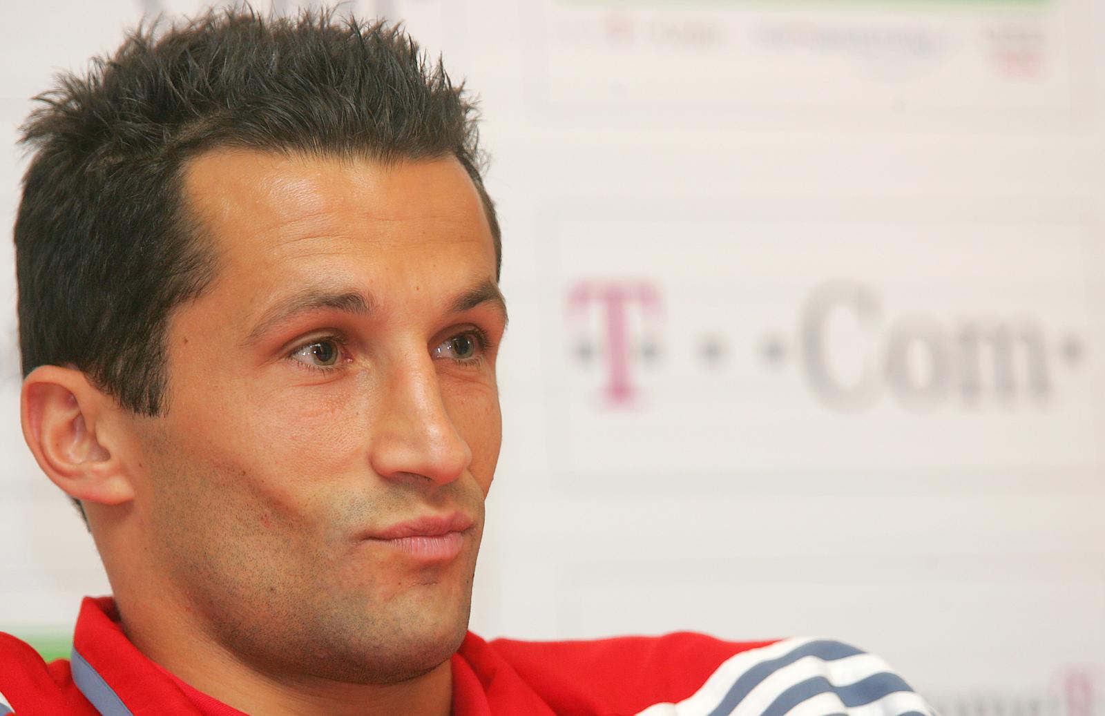 23.08.2005., Zagreb - Dolazak nogometasa FC Bayerna u hotel Sheratoon. Nogometas Hasan Salihamidzic na konferenciji za medije. "nPhoto: Igor Kralj/PIXSELL