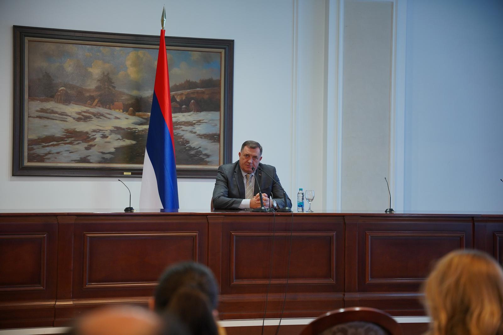 04.12.2021., zgrada Vlade RS, Banjaluka (BiH) – Milorad Dodik, srpski clan Predsjednistva BiH, odrzao je pres konferenciju na kojoj je izjavio da ce bh. entitet Republika Srpska nastaviti sa svojima aktivnostima vezano za otkazivanje "nametnutih rjesenja" i da će kreirati rjesenja koja "jesu u skladu s Ustavom", kao i da sve vise ljudi u svijetu to razumije. Dodik je rekao da mu je Vladimir Putin, predsjednik Rusije, na nedavnom sastanku rekao da je „Rusija svjedok potpisivanja Dejtonskog sporazuma i ima namjeru da ocuva Dejtonski mirovni sporazum“. Dodik se zahvalio Zoranu Milanovicu, predsjedniku Hrvatske, na njegovoj nedavnoj izjavi da su „ovlasti Visokog predstavnika u BiH prevara, kao i da to izlazi iz Daytona, te da je u BiH na sceni kolonijalna uprava“. Dodik je rekao i da ce tuziti Christian Schmidt za lazno predstavljanje kao i da ga Republika Srpska ne priznaje za Visokog predtavnika u BiH.
 Photo: Dejan Rakita/PIXSELL