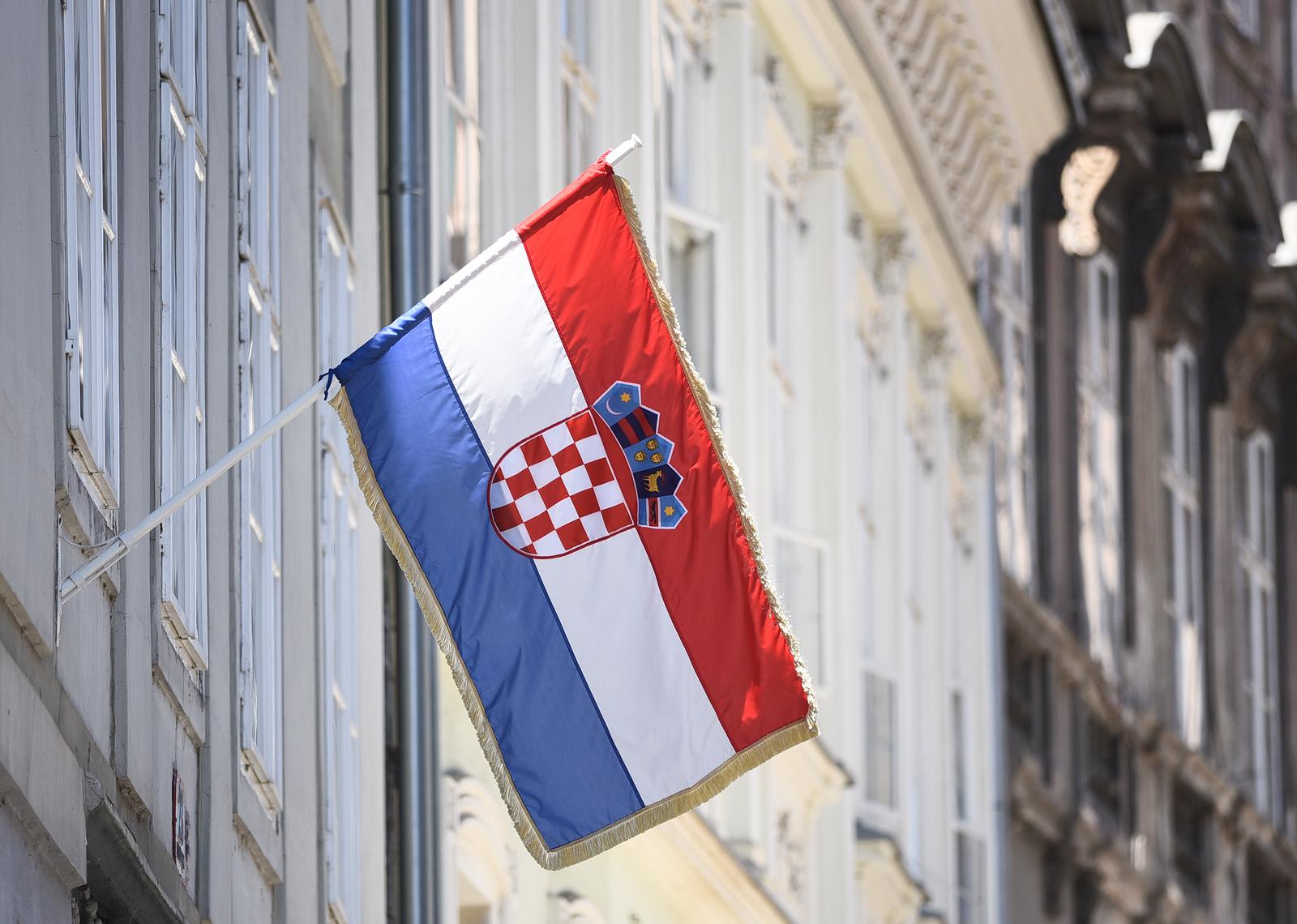 5.8.2022., Zagreb - Povodom obljetnice Dana domovinke zahvalnosti i Dana pobjede, gradjani su objesili zastave na balkone. Photo: Neva Zganec/PIXSELL