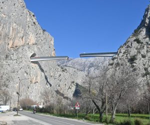 06.01.2022. Omis - 
U tunelima u istocnom Omisu, te sjevernom Komorjaku postavljaju se sekcije mosta, u duzini 60 metara sa svake strane. Investitor je tvrtka Hrvatske ceste, za ovaj dio - prva faza brze ceste Split - Omis . izdvojio je 174,5 milijuna kuna, s radovima se pocelo u rujnu 2019. Photo: Matko Begovic/PIXSELL
