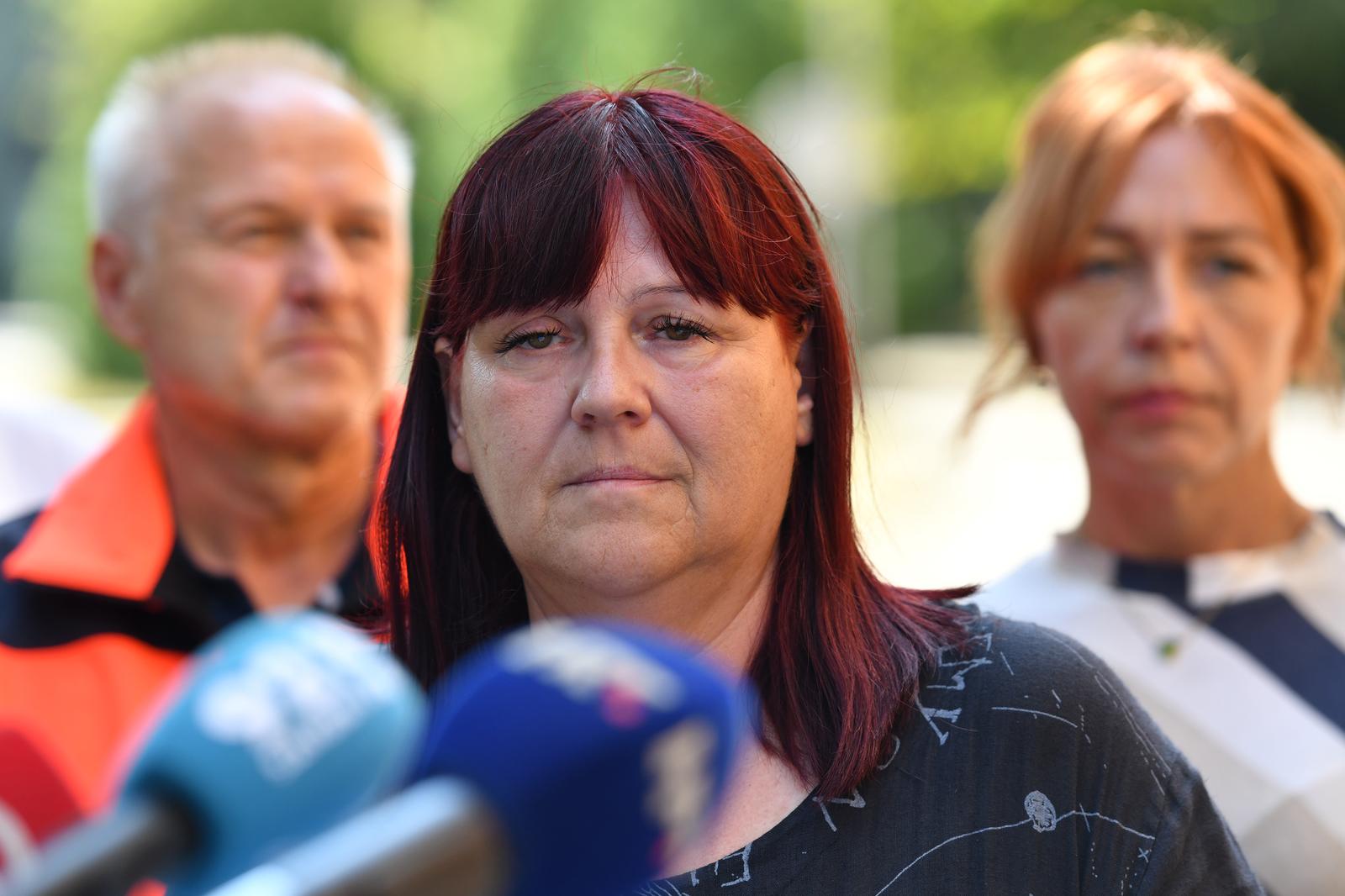 06.08.2022., Varazdin - Ravnateljica Hrvatskog zavoda za hitnu medicinu Maja Grba Bujevic dala je izjavu medijima ispred ravnateljstva Opce bolnice Varazdin povodom stravicne prometne nesrece u kojoj je smrtno stradalo 12 osoba.  Photo: Vjeran Zganec Rogulja/PIXSELL