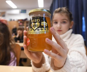 07.12.2022., Sibenik - U prigodi obiljezavanja Skolskog mednog dana i blagdana  sv. Ambrozija predstavnici Grada Sibenika posjetili su Osnovnu Skolu Jurja Sizgoric te su ucenicama i ucenicima podjelili teglice meda lokalnih proizvodjaca. Prezentaciju o pcelarskim aktivnostima odrzao je  Zarko Peran, predsjednik pcelarske udruge Pcela Sibenik. Photo: Hrvoje Jelavic/PIXSELL