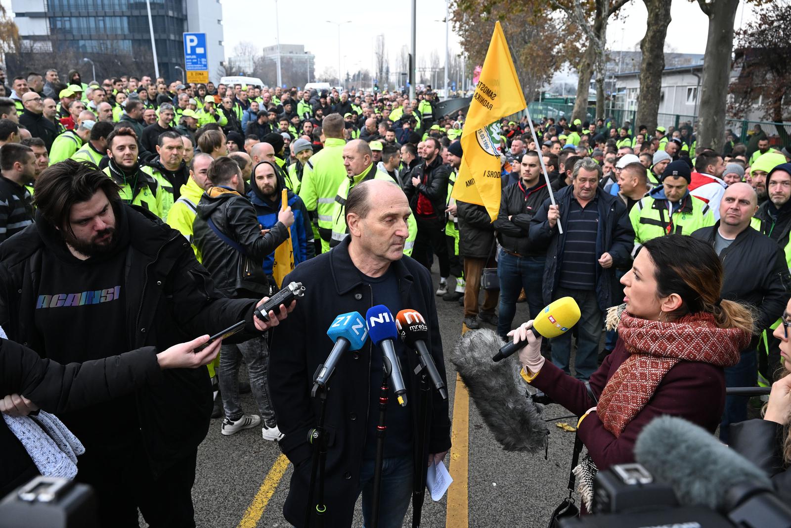 7.12.2022., Zagreb - Ispred ulaza u Holdingovu podruznicu Cistoca odrzan je prosvjed radnika koji traze vece place. Photo: Davorin Visnjic/PIXSELL