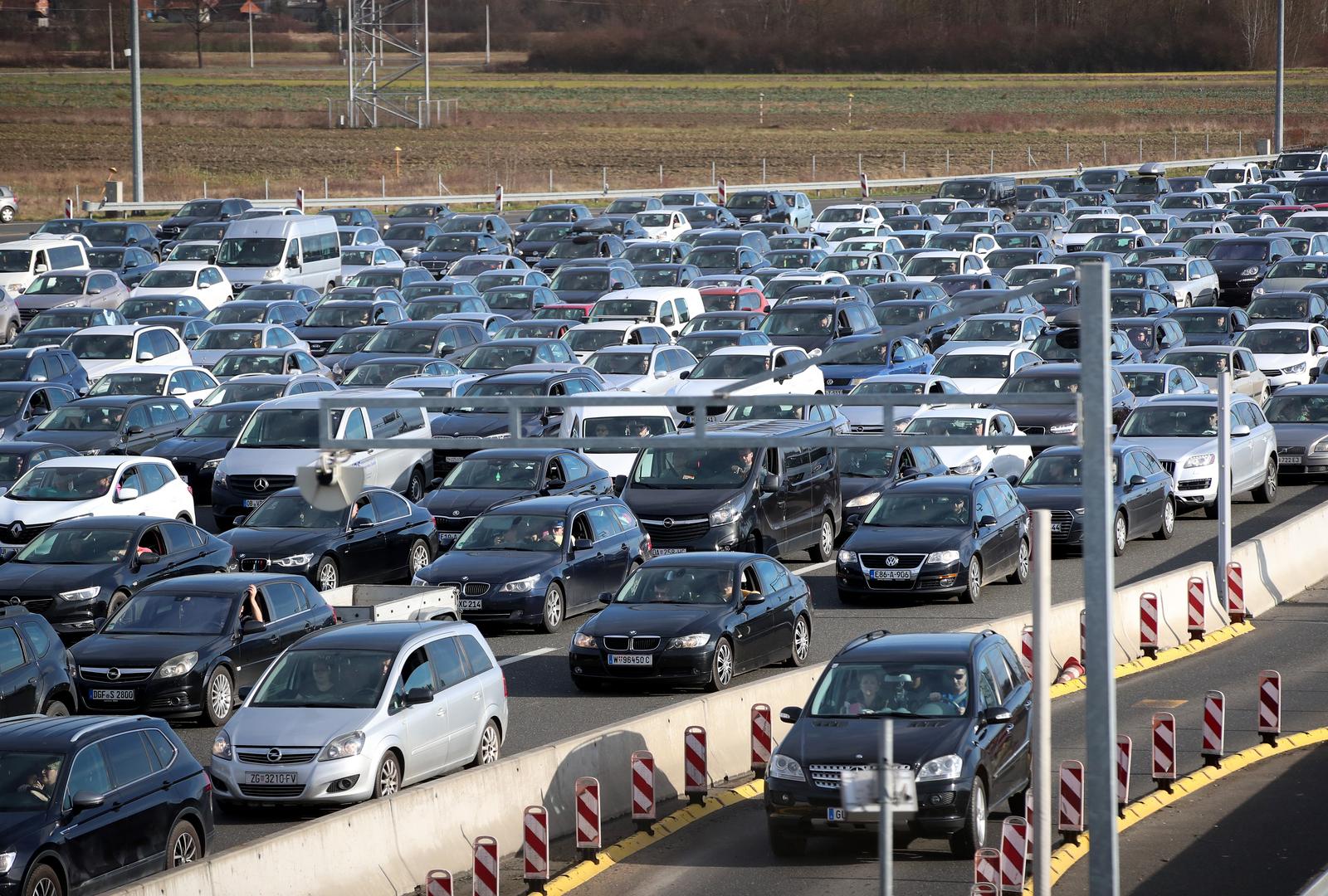 08.01.2023., Zagreb - Prometna guzva na naplatnim postajama Ivanja Reka na autocesti A3 pri ulasku u Zagreb s istocne strane. Photo: Matija Habljak/PIXSELL