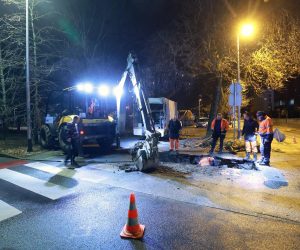 08.01.2023., Zagreb - Na krizanju Koranske i Koturaske ulice puknuo je lokalni vodovod a u blizini u Savskoj cesti voda se izlila iz magistralnog voda Photo: Sanjin Strukic/PIXSELL