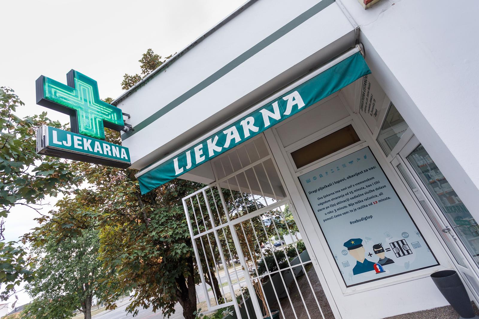 08.08.2021., Zagreb - Nakon sto je pretrpjela vise razbojstava, pred ulazom u ljekarnu u Ulici Mirka Deanovica u Dubravi osvanuo je plakat koji upozorava razbojnike. Photo: Tomislav Miletic/PIXSELL