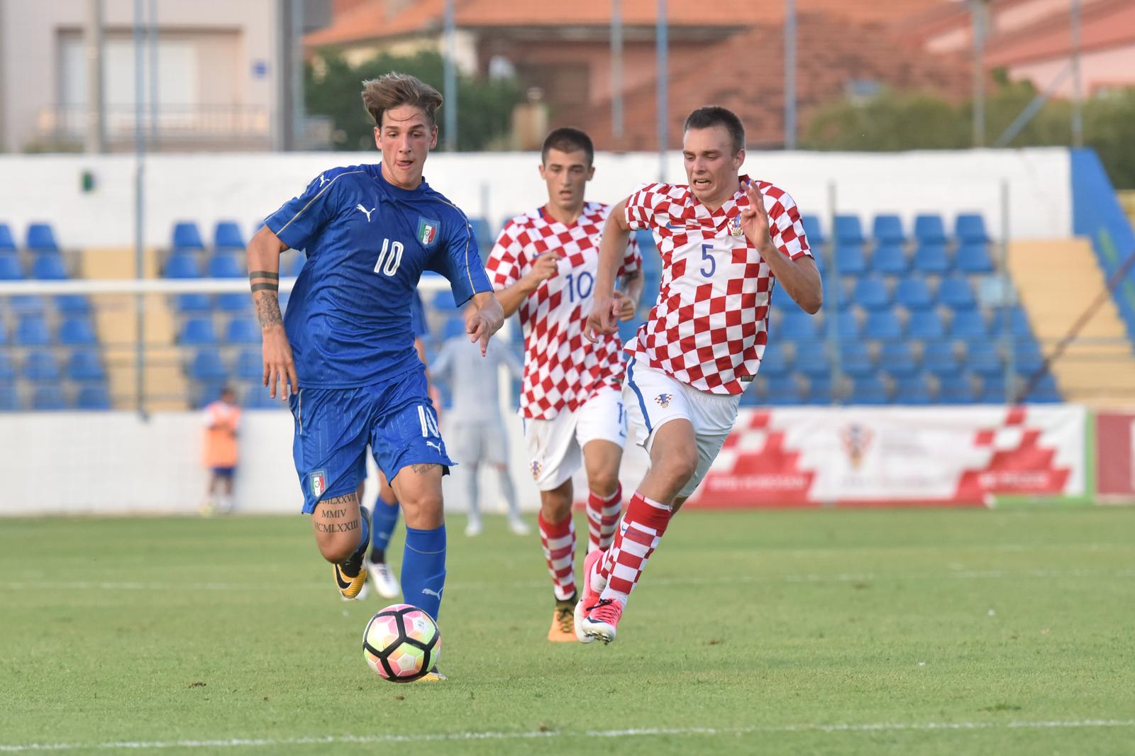 09.08.2017., stadion Stanovi, Zadar - Prijateljska utakmica U-19, Hrvatska - Italija. Nicolo Zaniolo, Darko Nejasmic, Duje Javorcic. "nPhoto: Dino Stanin/PIXSELL