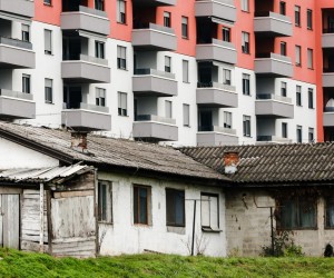 11.01.2023., Zagreb - Borovje. Pogled na arhitekturu koja okruzuje naselje Borovje. Detalji mosta Mladosti koji nam daju do znanja da je tu u blitini i rijeka Sava. Novogradnja u odnosu na jos pokoju staru gradjevinu te odnos linija arhitekture sa obliznjom toplanom ciji dimnjak u nekim kadrovima kao da izvire iz krovova obliznjih zgrada. Photo: Sanjin Strukic/PIXSELL