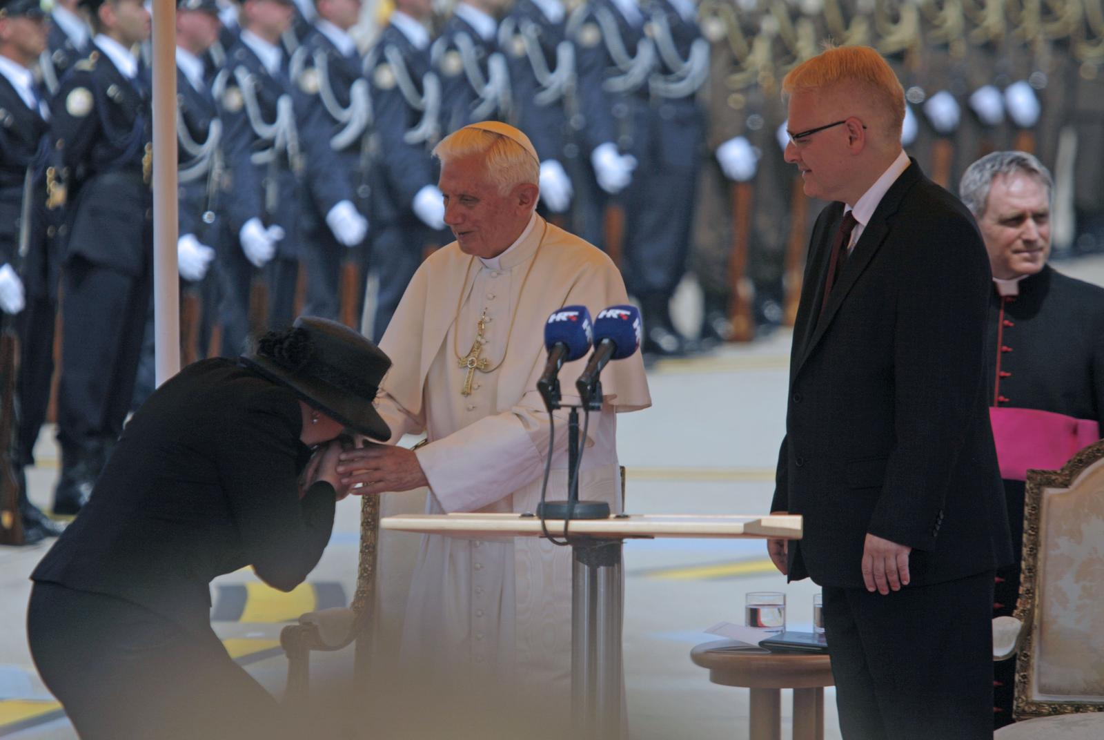 04.06.2011., Zracna luka Zagreb, Zagreb - Papa Benedikt XVI sletio u Zracnu luku Zagreb. Svecani docek uz drzavni i crkveni vrh. Jadranka Kosor ljubi ruku Svetom Ocu.r"nPhoto: FaH/POOL/Damir Sencar/PIXSELLr"n