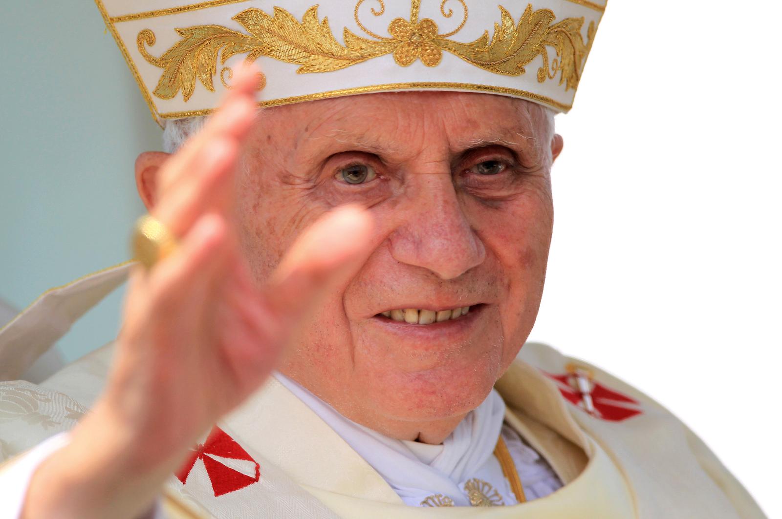 05.06.2011., Hipodrom, Zagreb - Svecano euharistijsko slavlje u povodu Nacionalnog dana hrvatskih katolickih obitelji Papa je predvodio na latinskom. Molitvu Kraljice neba i poruku uputio je vjernicima diljem svijeta. Papa u papamobilu odlazi s HipodromarPhoto: Davor Puklavec/PIXSELL