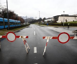 03.01.2012., Zagreb -  Gradjani s okretista tramvaja Mihaljevac organizirano Zetovim autobusima odlaze gledati zensku trku slaloma Snjezna kraljica koja se odrzava na Sljemenu. Promet je zaustavljen u smjeru sjevera na krizanju Ksaverske i ulice Matije Jandrica.r"nPhoto: Davor Puklavec/PIXSELL