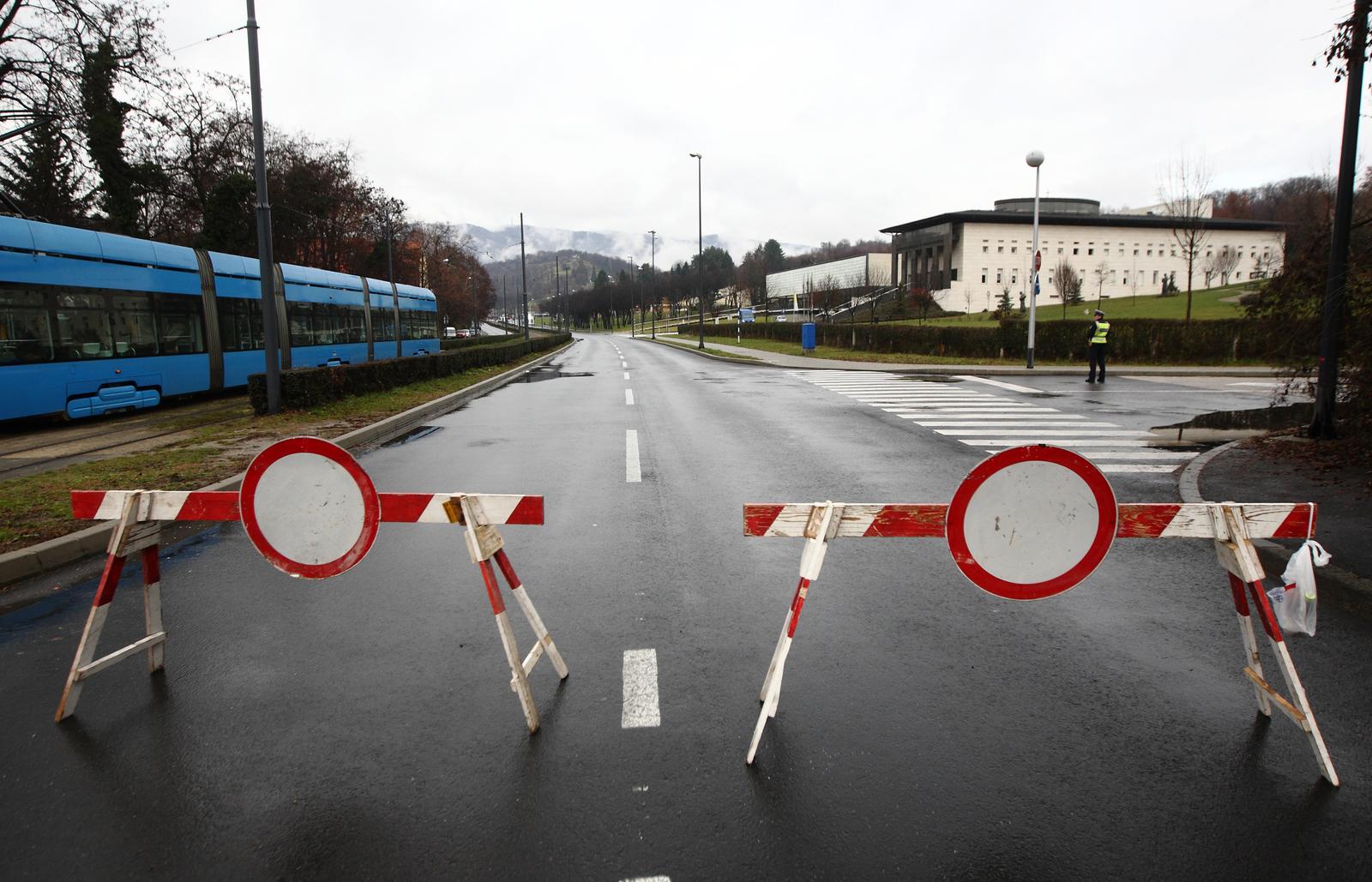 03.01.2012., Zagreb -  Gradjani s okretista tramvaja Mihaljevac organizirano Zetovim autobusima odlaze gledati zensku trku slaloma Snjezna kraljica koja se odrzava na Sljemenu. Promet je zaustavljen u smjeru sjevera na krizanju Ksaverske i ulice Matije Jandrica.r"nPhoto: Davor Puklavec/PIXSELL
