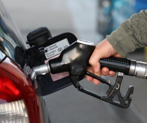 12.04.2022., Sibenik - Na benzinskim crpkama novo smanjenje cijena goriva.Cijena litre benzina iznosi  11,97 kuna po litri, Eurodizela 12,42 kuna a plavog Eurodizela 8,54 kuna i plina 6,98.
  Photo: Dusko Jaramaz/PIXSELL