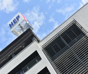 12.07.2022., Zagreb -  Zelena akcija je prigodnim performansom ispred zgrade HEP-a ukazala na veliki trosak zbog emisije ugljicnog dioksida iz termoelektrane, te zatrazila zatvaranje termoelektrane Plomin 2 u iducih nekoliko godina.  Photo: Davorin Visnjic/PIXSELL