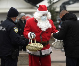 12.12.2020., Zagreb - Djed Bozicnjak s maskom zbog covida-19 razveselio je one najmladje ali i policiju. Photo: Marko Lukunic/PIXSELL