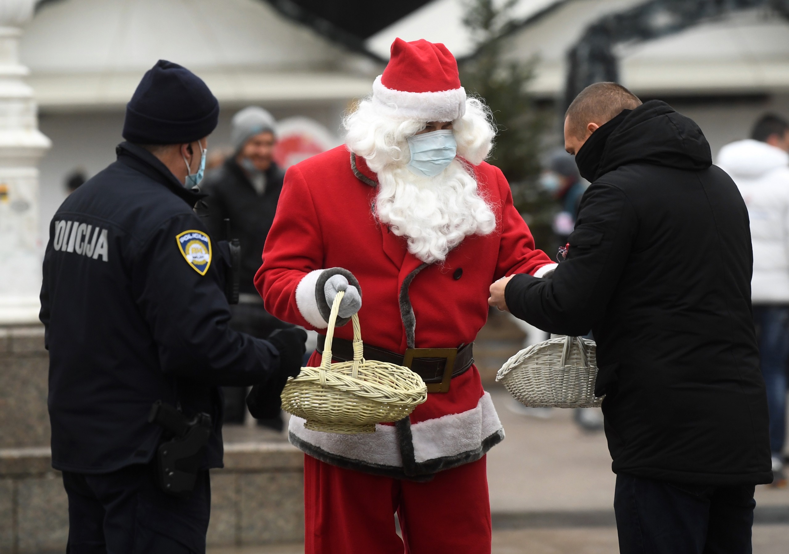 12.12.2020., Zagreb - Djed Bozicnjak s maskom zbog covida-19 razveselio je one najmladje ali i policiju. Photo: Marko Lukunic/PIXSELL