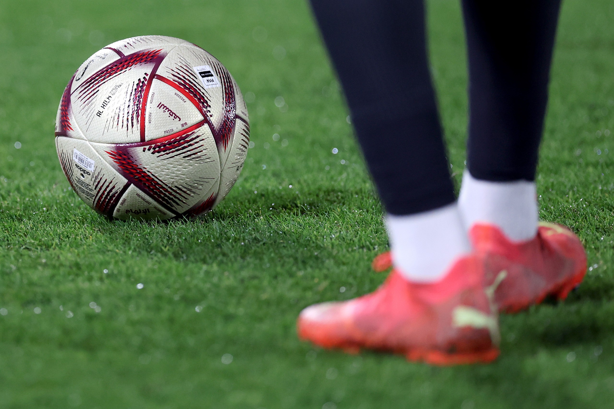 12.12..2022., Al Ersal 3, Doha, Katar - Trening hrvatske nogometne reprezentacije na trening kampu Al Ersal 3 u Dohi na Svjetskom prvenstvu u Kataru dan uoci polufinalne utakmice protiv Argentine. Adidas je predstavio sluzbenu loptu za polufinale i finale Svjetskog prvenstva u Kataru, a naziv koji je nova lopta dobila je Al Hilm. Al Hilm, sto se na arapskom jeziku prevodi kao “san”, nastavlja se na sluzbenu loptu koja se do sada koristila na turniru – Al Rihla, sto u prijevodu znaci “putovanje”. Photo: Igor Kralj/PIXSELL