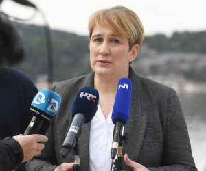 13.01.2023., Sibenik - O Zakonu na pomorskom dobru na tiskovnoj konferenciji odrzanoj u Sibeniku govorili su clanica Predsjednistva SDP-a i gradonacelnica Supetra Ivana Markovic, potpredsjednik Kluba zastupnika SDP-a Arsen Bauk te predsjednik SDP-a Sibenik Tonci Restovic.  Photo: Hrvoje Jelavic/PIXSELL
