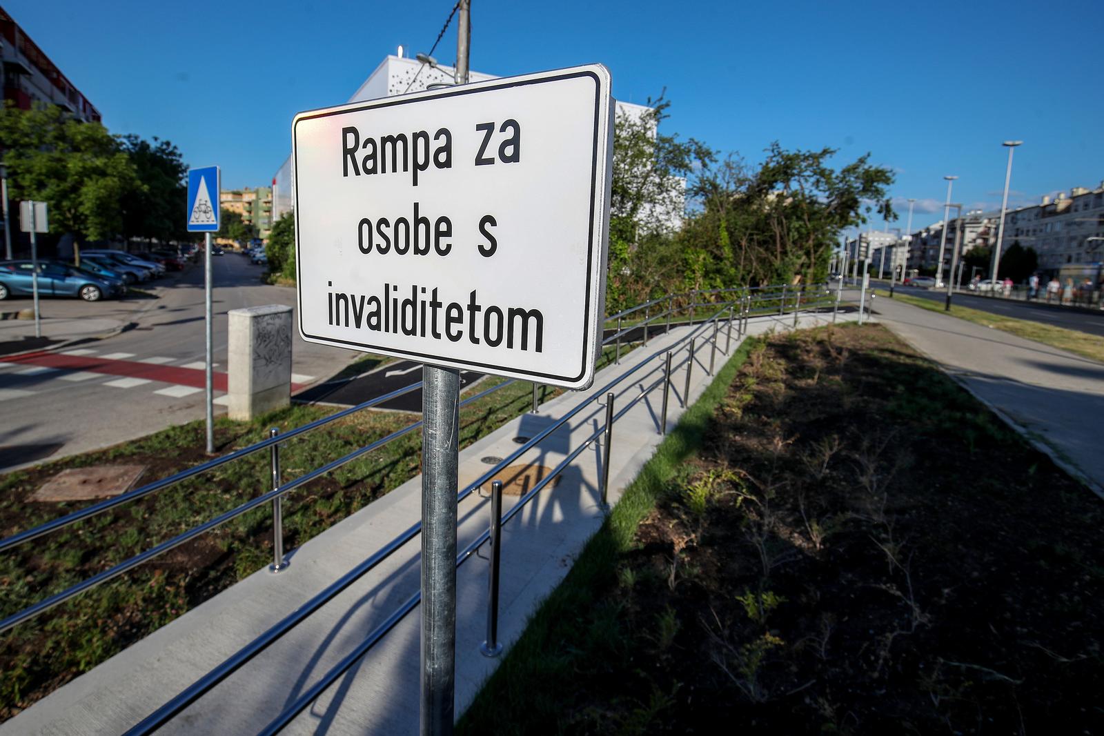 13.07.2022., Zagreb - Zavrsena je rampa za osobe s invaliditetom, bicikliste i pjesake u ulici Kutnjacki put u naselju Vrbani. Photo: Igor Kralj/PIXSELL
