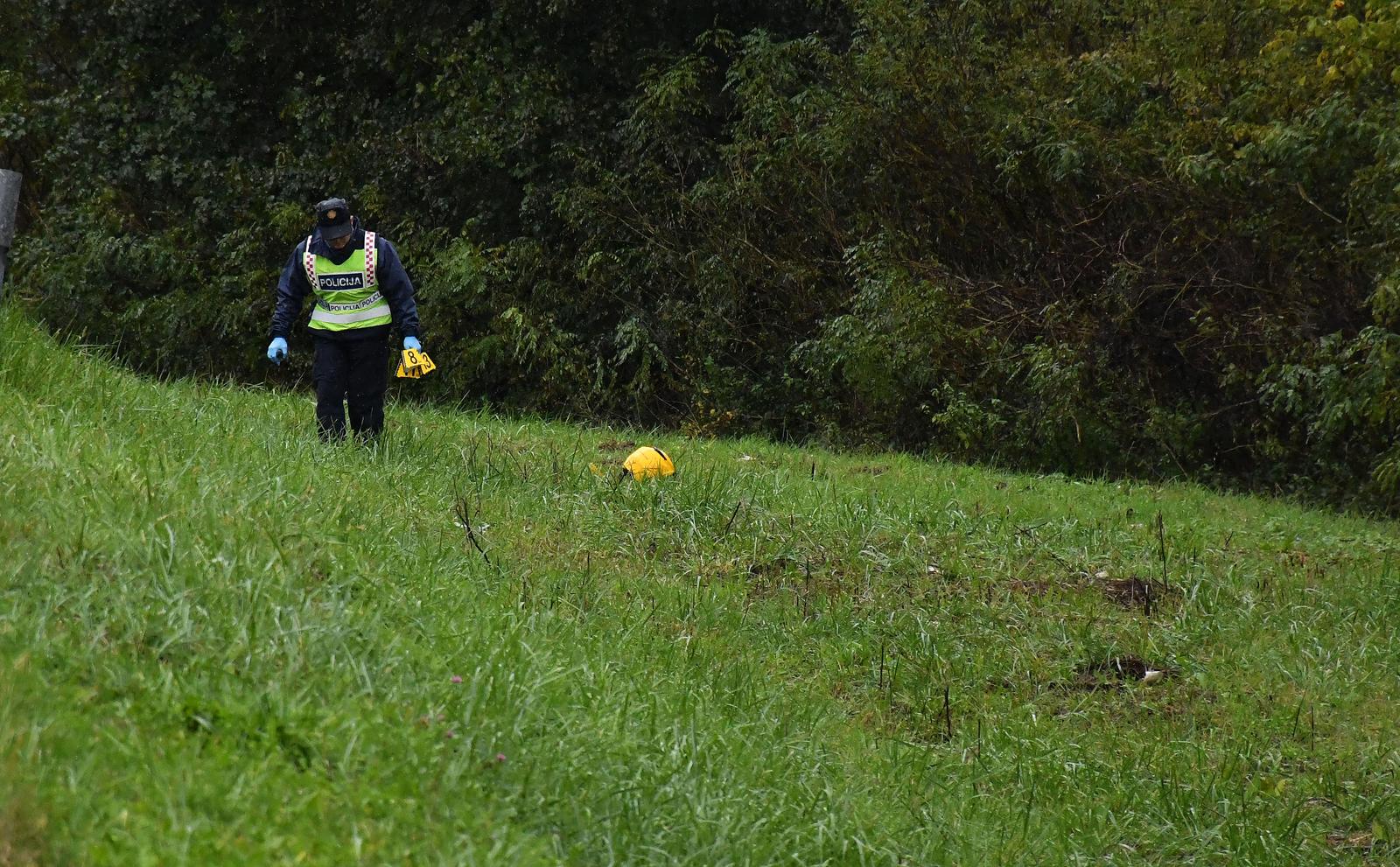 13.10.2020. Savski Bok - Prometna nesreca u mjestu Savski Bok pokraj  Nove Gradiske. Udar osobnog automobila u postanski moped. Vozac mopeda je na mjestu  preminuo.  Policija nastavlja s ocevidom prometne nesrece.rPhoto: Ivica Galovic/PIXSELL