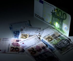 13.01.2023., Zagreb - S noci na subote 14.01. na nedjelju 15.01. zavrsava razdoblje dvojnog optjecaja kune i eura te se od tada moze placati samo eurima. Photo: Marko Lukunic/PIXSELL
