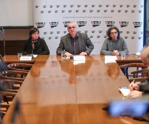 14.01.2023.., Zagreb - Predstavnici Hrvatskog novinarskog drustva (HND) na konferenciji za medije u Klubu Novinarskog doma pozvali su na prosvjed, koji HND organizira sest mjeseci od smrti kolege novinara Vladimira Matijanica. HND ustraje sa zahtjevima postavljenima sredinom rujna 2022. u peticiji koju je potpisalo gotovo 5.000 gradjana, da novo nezavisno povjerenstvo provede izvide i utvrdi postoje li propusti u lijecenju Matijanica, odnosno propusti u radu medicinskih djelatnika i njihovih nadredjenih, te na smjeni ministra zdravstva Vilija Berosa. Na konferenciji su govorili glavna tajnica HND-a Melisa Skender, predsjednik HND-a Hrvoje Zovko i potpredsjednik HND-a Goran Gazdek.   Photo: Slavko Midzor/PIXSELL