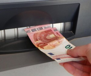 01.01.2023., Sibenik - Zakljucno s 15. sijecnjem, traje mjera obustave naplate naknade za podizanje gotovine debitnim karticama na bankomatima drugih banaka a od 16. sijecnja u ponoc gradjani mogu podizati gotov novac u eurima bez naknade iskljucivo na bankomatima svojih banaka. Photo: Dusko Jaramaz/PIXSELL