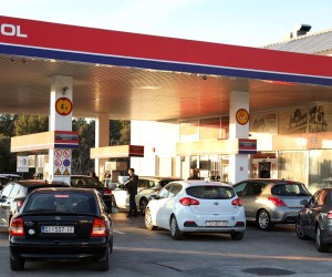 14.03.2022., Sibenik - Guzve na benzinskim crpkama jer se od ponoci ocekuje novo poskupljenje goriva. Photo: Dusko Jaramaz/PIXSELL