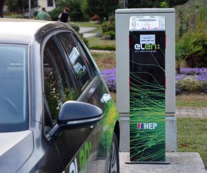 Slavonski Brod: Punjenje baterija električnog automobila 14.09.2018., Slavonski Brod - Punjenje baterija elektricnog automobila na ELEN-ovoj gradskoj punionici za elektricna vozila u Slavonskom Brodu. Photo: Ivica Galovic/-PIXSELL