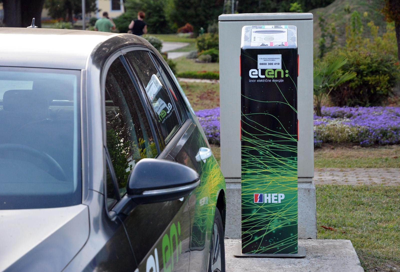 Slavonski Brod: Punjenje baterija električnog automobila 14.09.2018., Slavonski Brod - Punjenje baterija elektricnog automobila na ELEN-ovoj gradskoj punionici za elektricna vozila u Slavonskom Brodu. Photo: Ivica Galovic/-PIXSELL