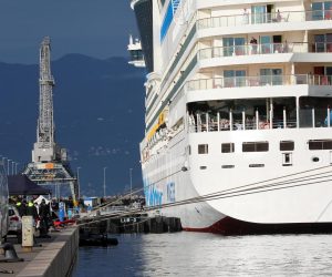 14.11.2022., Rijeka - Turisti na kruzeru AidaBlu koji je u ponedjeljak u jutarnjim satima uplovio u rijecku luku. Photo: Goran Kovacic/PIXSELL